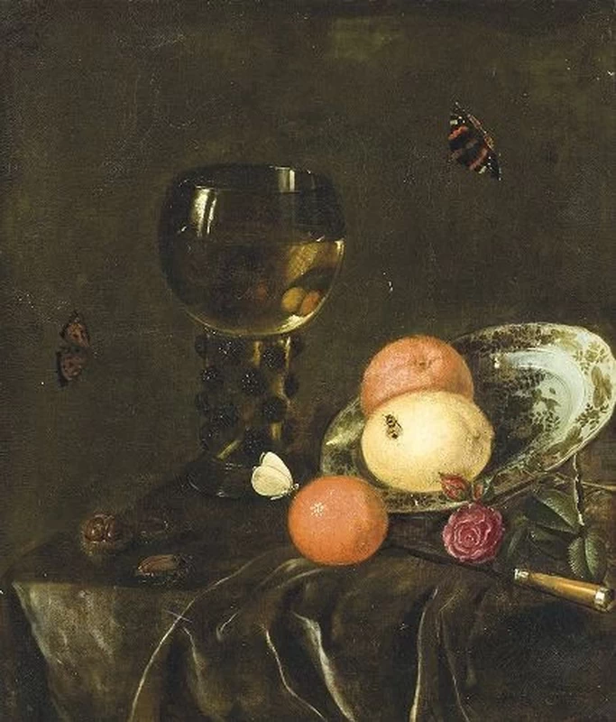 Natura morta con arance, limoni, piatto di porcellana e calici su un tavolo